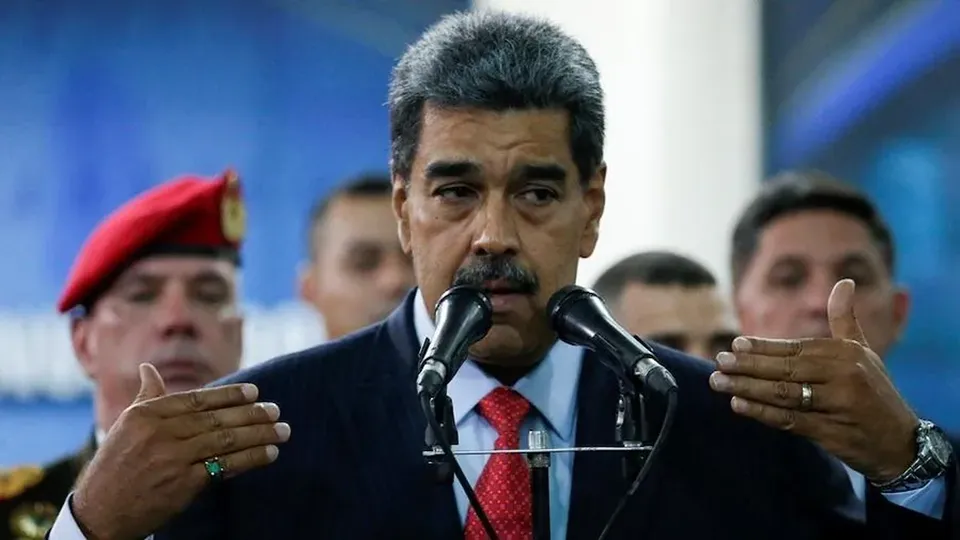 Ditador venezuelano busca consolidar controle político em meio a denúncias de fraude eleitoral e crise de legitimidade.