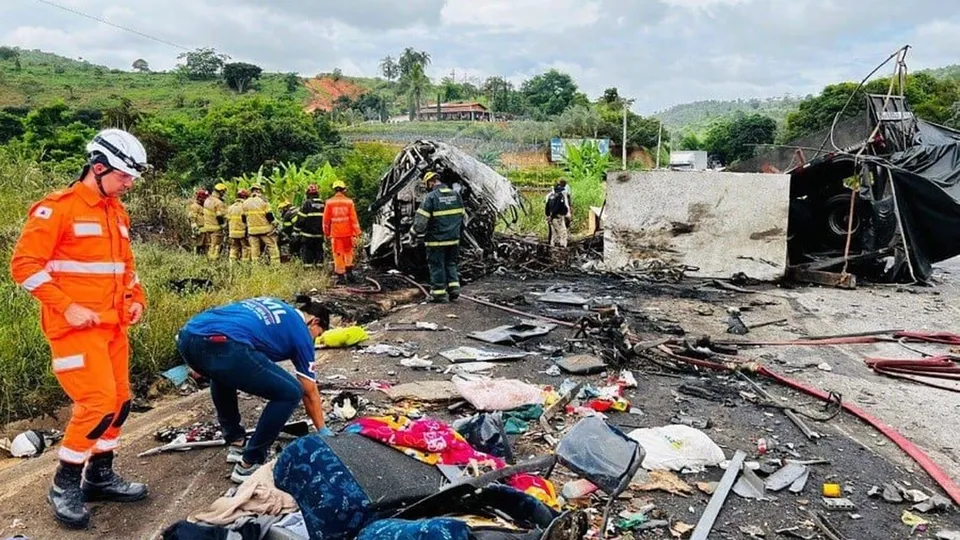 O acidente em Teófilo Otoni deixou mais de 30 mortos e o motorista da carreta envolvida não foi encontrado.