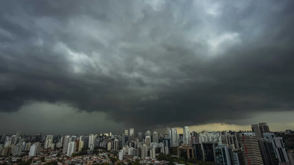 Cerca de 217 mil imóveis ainda sem energia após forte temporal em São Paulo