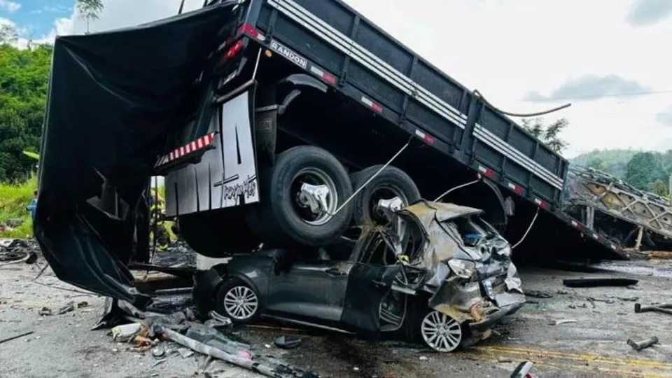 Um grave acidente envolvendo um ônibus, uma carreta e um carro resultou na morte de 38 pessoas em Teófilo Otoni, Minas Gerais.