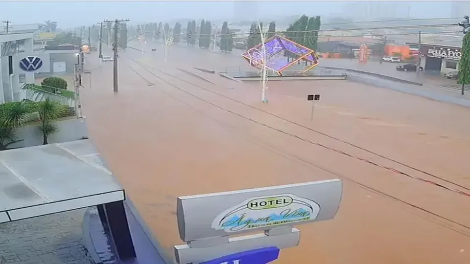 Chuva intensa provoca alagamentos e carros submersos em parque aquático de Olímia