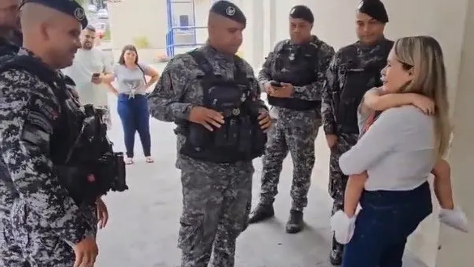 Policiais salvam menino de 2 anos que se engasgou com pipoca na Avenida Brasil