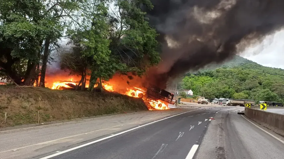 Um caminhão-tanque tombou na BR-277, em Morretes, causando incêndio e interdição total da rodovia nos dois sentidos.