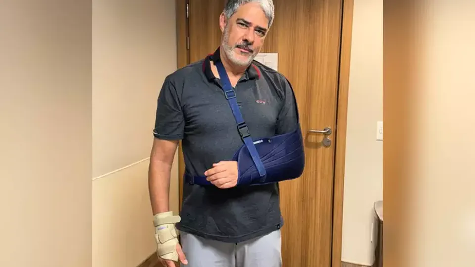 Apresentador do Jornal Nacional mostrou lesão em foto e recebeu apoio dos seguidores após acidente
