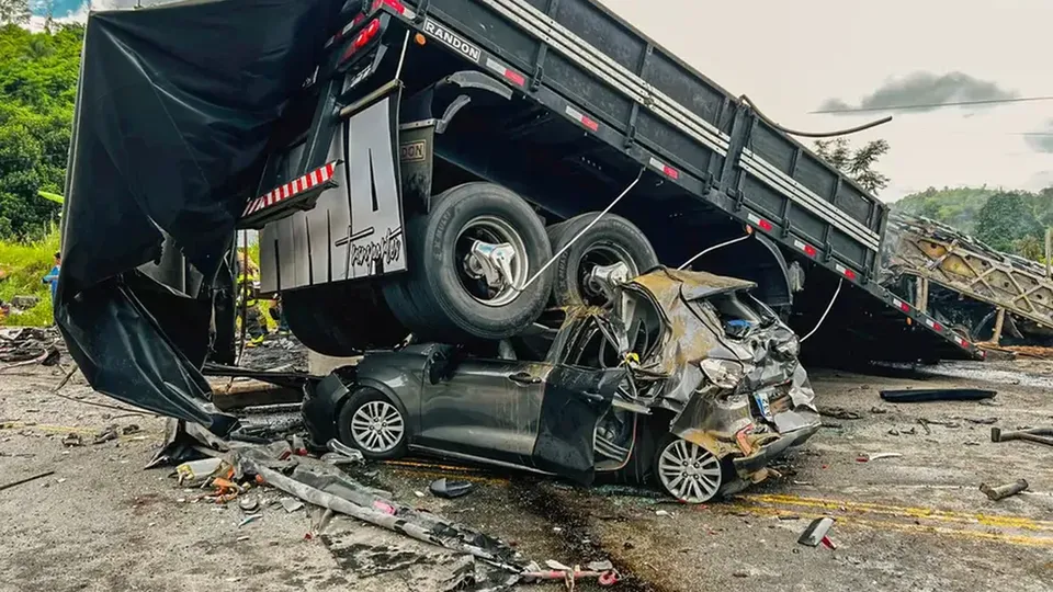 Motorista de carreta foge após colisão em MG e deixa 38 mortos