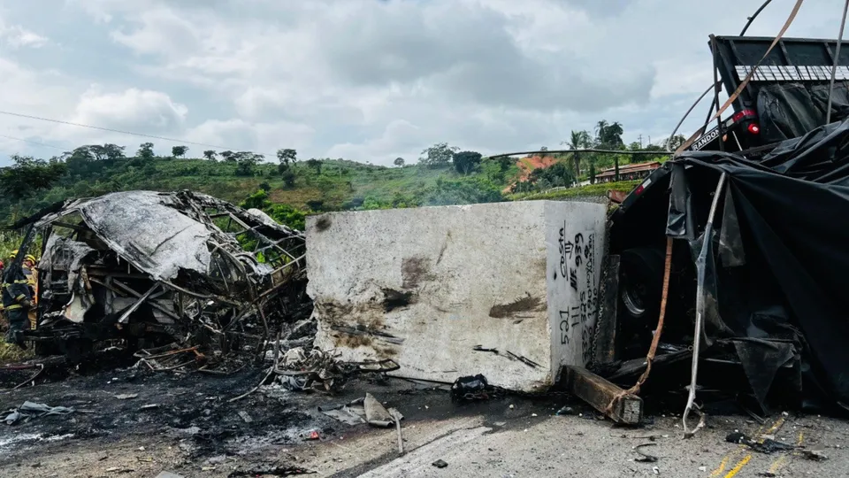 Tragédia na BR-116 deixa 39 mortos; polícia investiga motorista que fugiu após o acidente