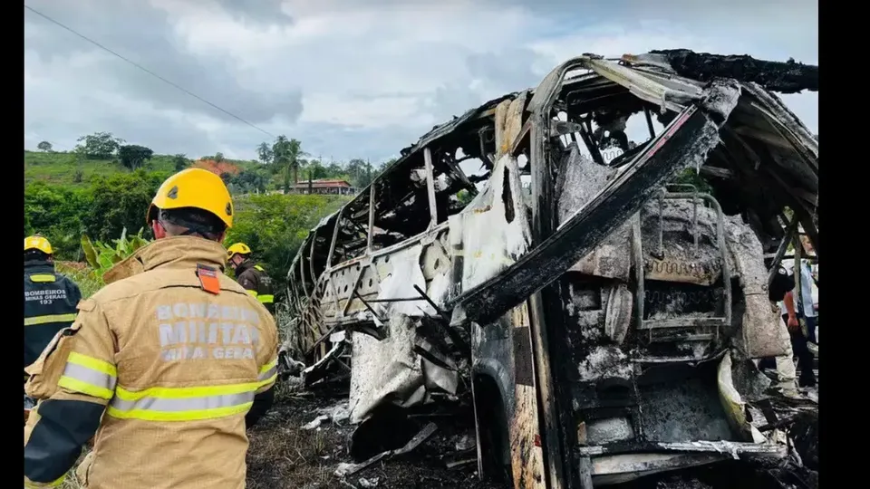 Ônibus que seguia de São Paulo para a Bahia colidiu com carreta e carro em Teófilo Otoni; 12 passageiros sobreviveram.