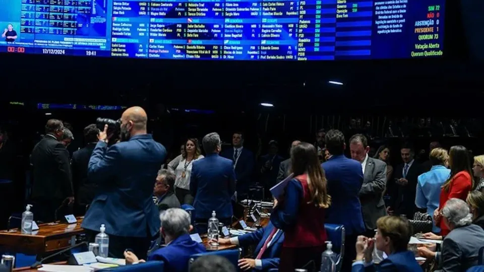 A Comissão de Assuntos Econômicos do Senado autorizou empréstimos internacionais para Bahia, Espírito Santo, Sergipe, Salvador e o governo federal, com urgência.