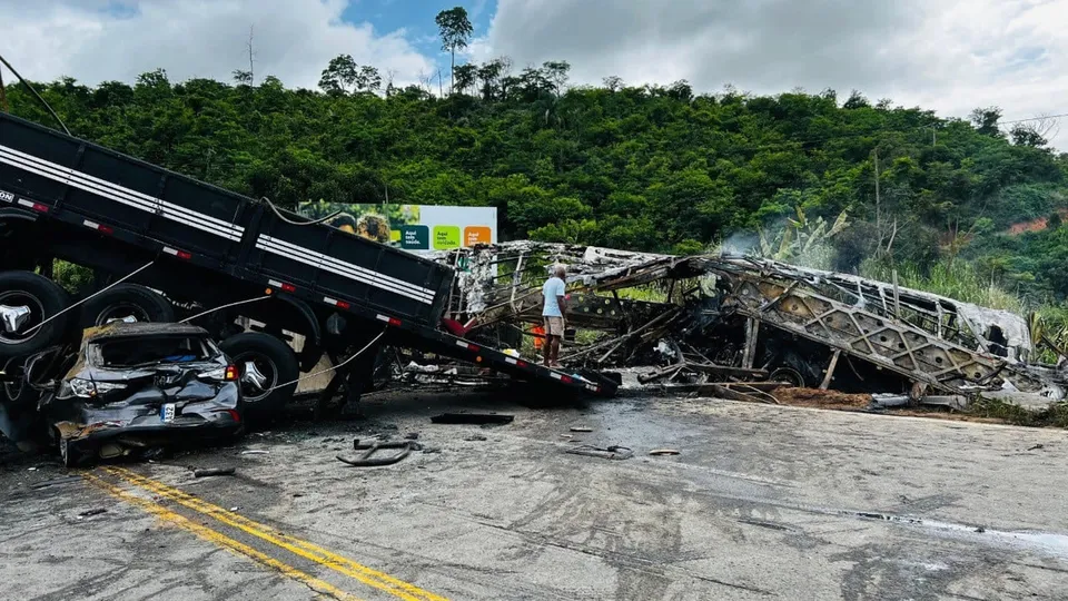 Familiares aguardam identificação das vítimas; tragédia deixou 39 mortos em Teófilo Otoni