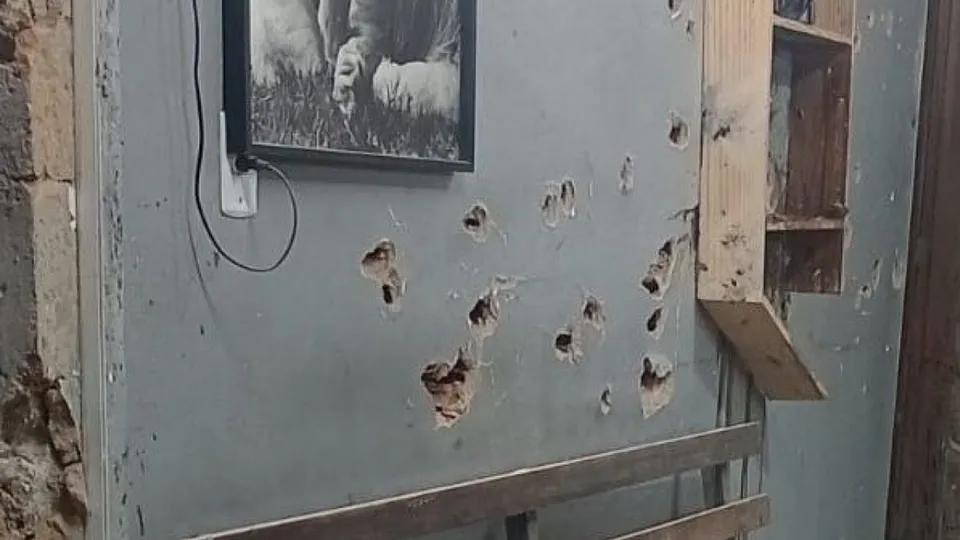 Na noite de sábado, um tiroteio no bairro Arcozelo deixou três mortos, incluindo uma criança. A polícia investiga o caso.