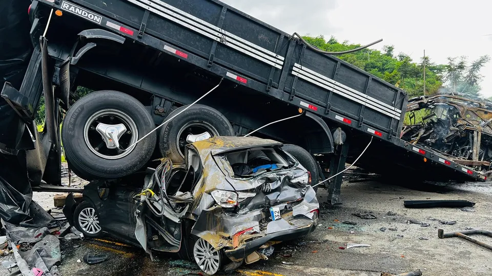 Motorista de carreta envolvido em acidente em MG estava com CNH suspensa há 2 anos