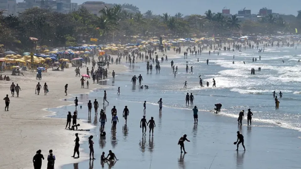 Verão inicia com 18 praias impróprias para banho no litoral paulista; confira a lista