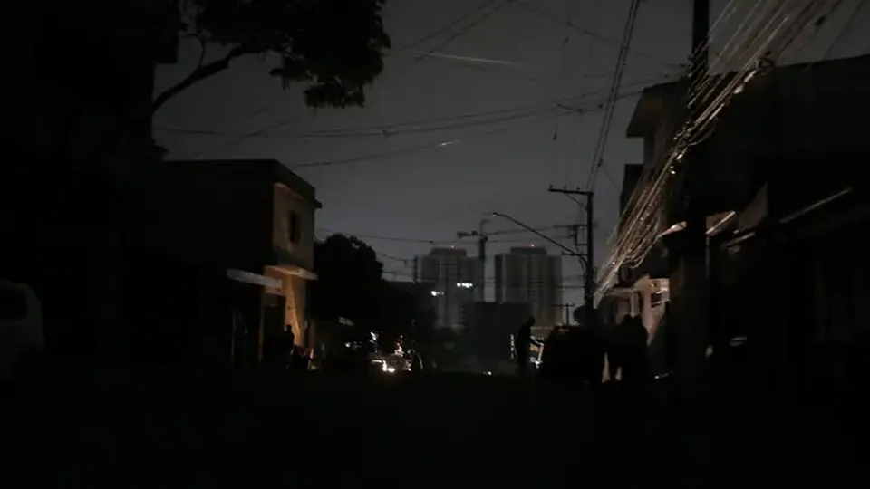 Após as chuvas de sexta-feira, 57.316 casas estão sem luz na Grande São Paulo, com áreas mais afetadas na capital.