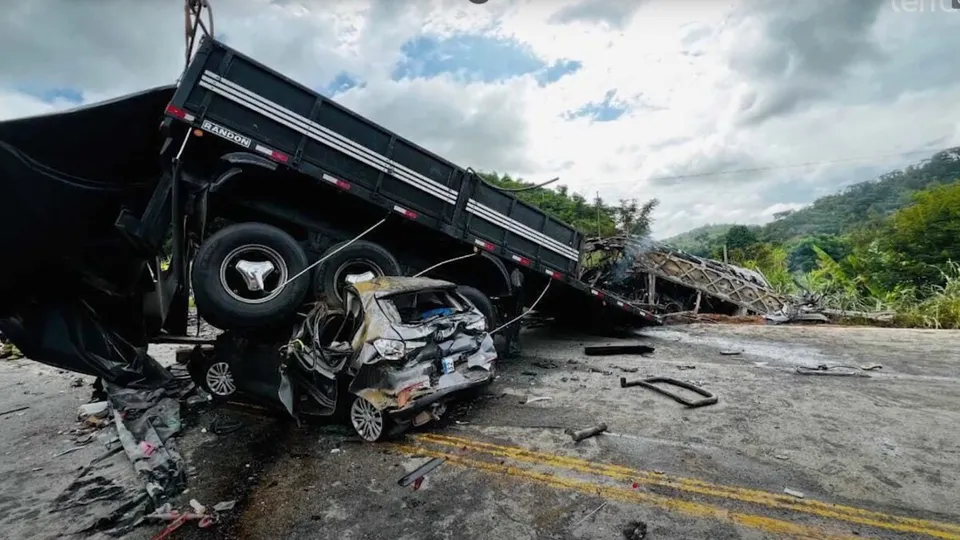Um grave acidente na BR-116, em Teófilo Otoni, resultou na morte de 41 pessoas e levantou questões sobre a responsabilidade do motorista.