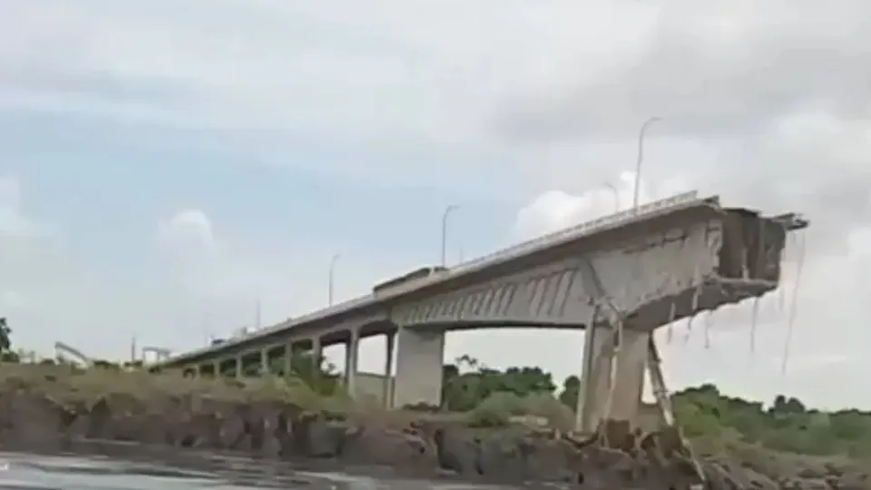 Ponte que conecta os estados desabou, resultando em uma morte e um caminhão no Rio Tocantins.