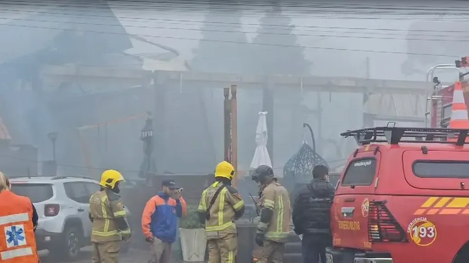 Equipes de resgate utilizam retroescavadeira para acessar fuselagem da aeronave; ao menos três corpos já foram retirados.