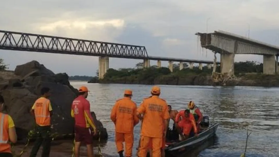 Caminhão-tanque com ácido sulfúrico cai em rio após desabamento de ponte em TO