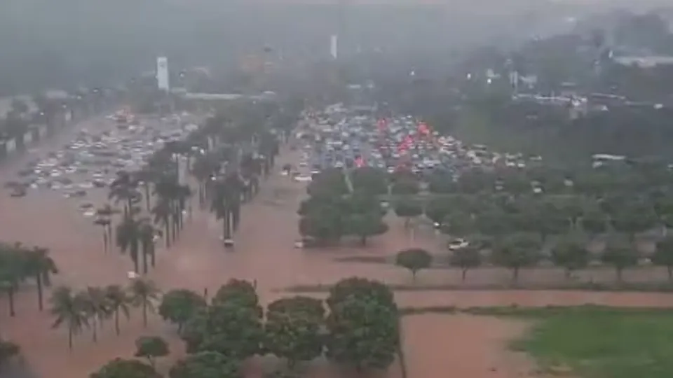 Parque aquático em Olímpia fecha por alagamento após forte chuva na região