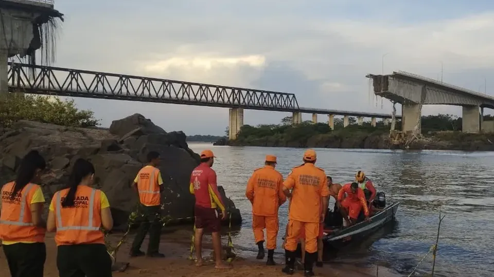 A tragédia ocorreu no domingo, com buscas interrompidas por risco de contaminação. Autoridades avaliam a situação.