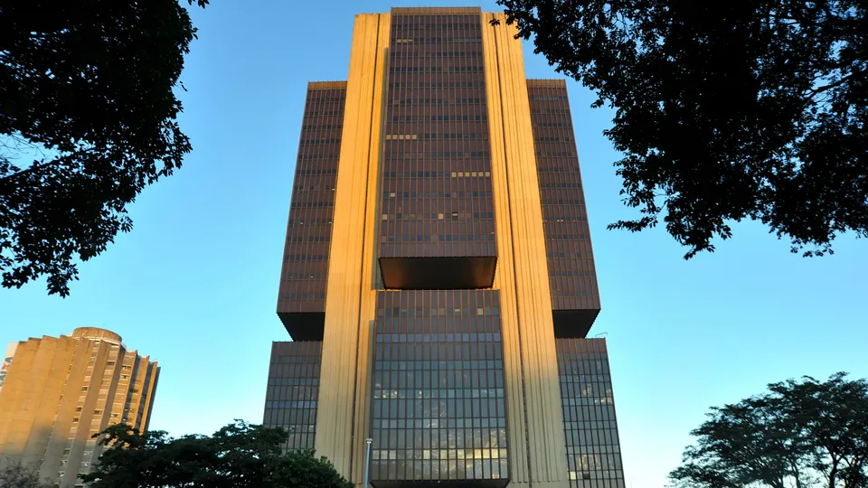 Relatório do Banco Central aponta elevações nas expectativas para a inflação e taxa de juros em 2025, com PIB também em alta.