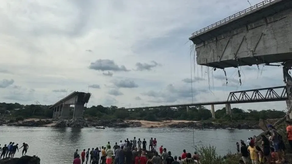 Duas carretas carregadas com ácido sulfúrico caíram no Rio Tocantins após a queda da ponte Juscelino Kubitschek; buscas foram suspensas.