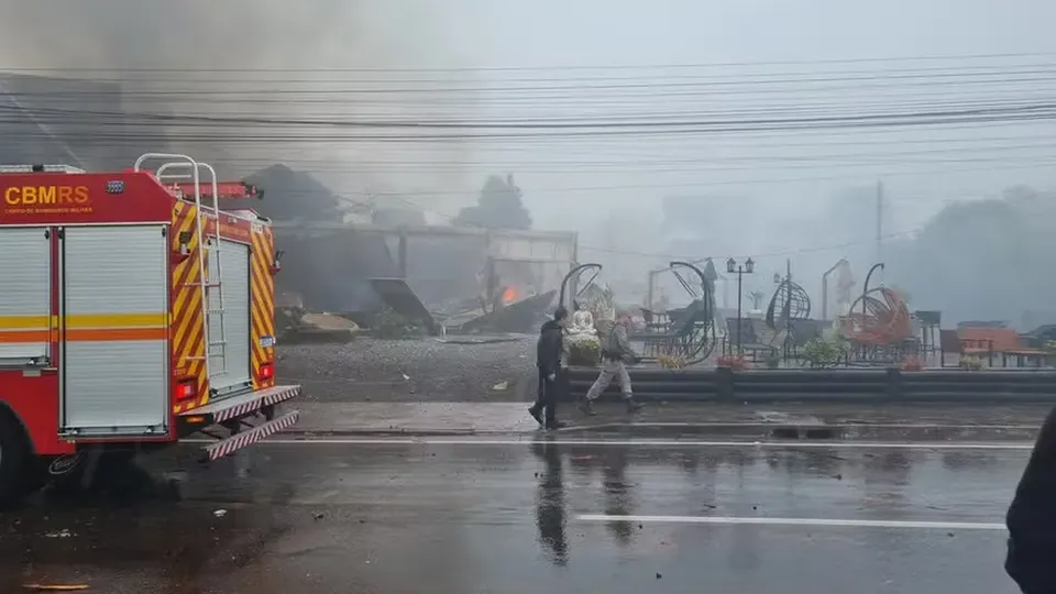 Tragédia resultou em 10 mortes e 17 feridos; autoridades apuram causas do acidente.