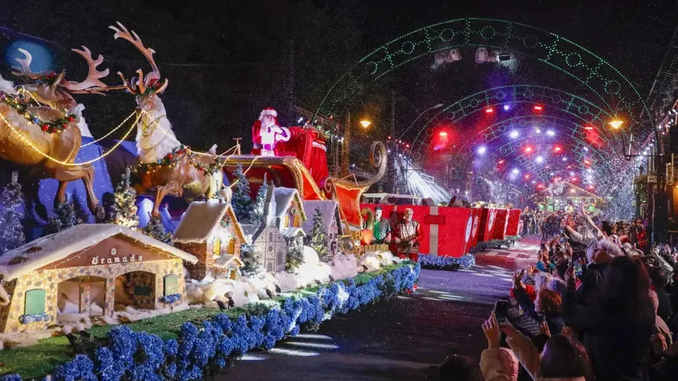 Após acidente aéreo, programação do Natal Luz em Gramado é retomada com homenagens