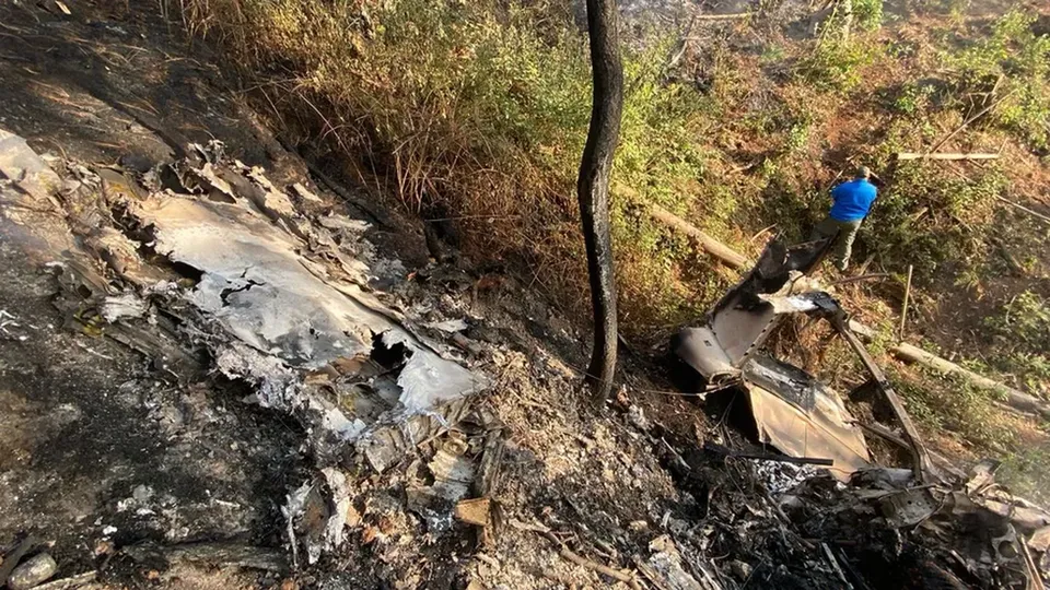 A aeronave partiu de La Parota, em Michoacán, e caiu em Jalisco; equipes de resgate aguardam identificação das vítimas
