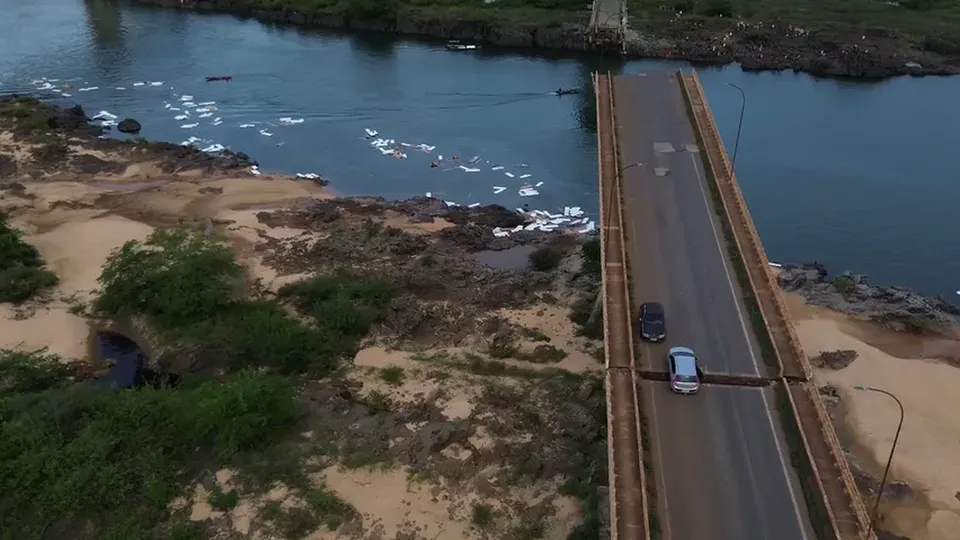 As buscas por 12 desaparecidos estão suspensas devido ao ácido sulfúrico presente no caminhão que caiu na ponte.