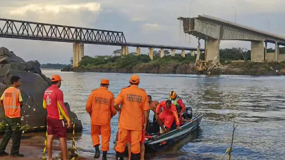 Vão central da ponte Juscelino Kubitschek de Oliveira cedeu, causando a queda de veículos e deixando vítimas