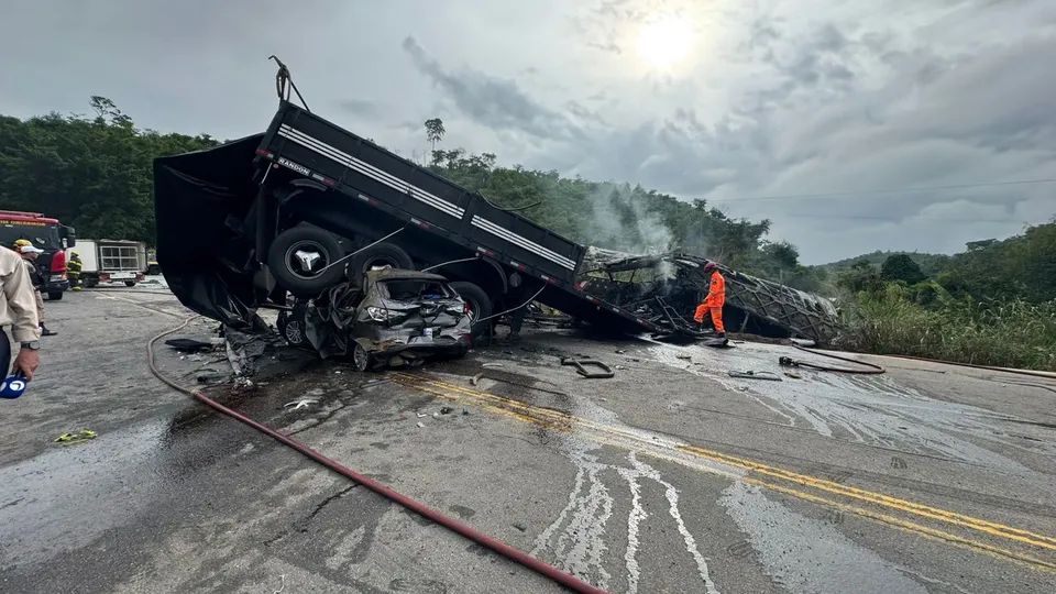 O motorista da carreta envolvida na tragédia em Teófilo Otoni continua foragido. Acidente ocorreu na madrugada de sábado (21).