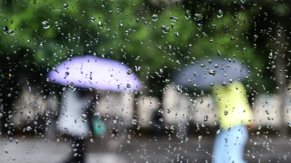 Instituto Nacional de Meteorologia emitiu alertas amarelos para chuvas fortes em várias áreas; confira as recomendações e a previsão detalhada.