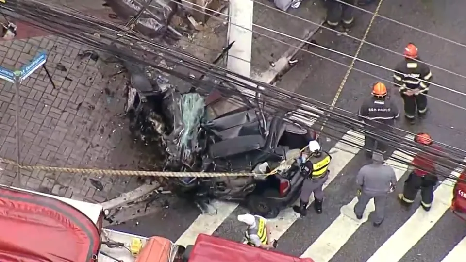 Um carro colidiu em alta velocidade contra um poste, deixando duas vítimas fatais e um sobrevivente gravemente ferido.