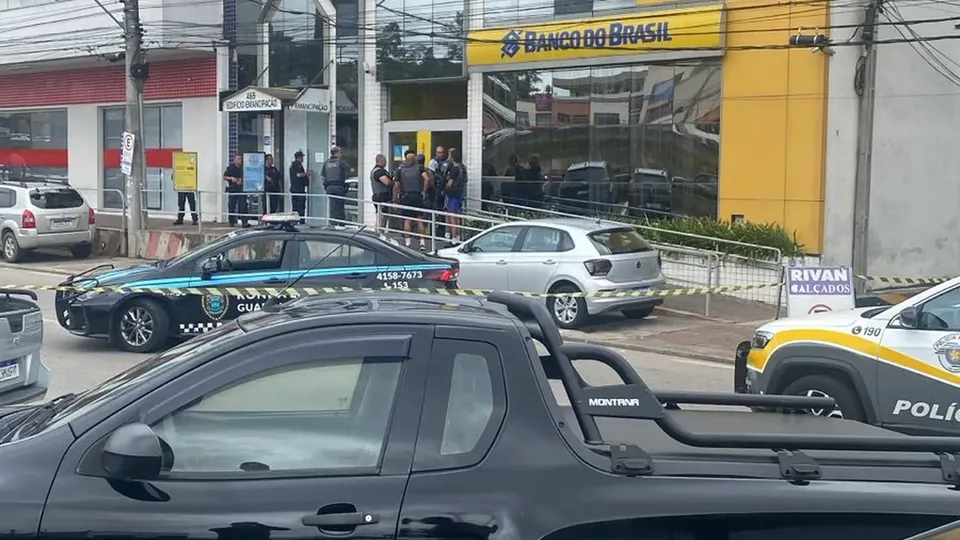 Criminosos fazem reféns em assalto a banco em Vargem Grande Paulista, SP