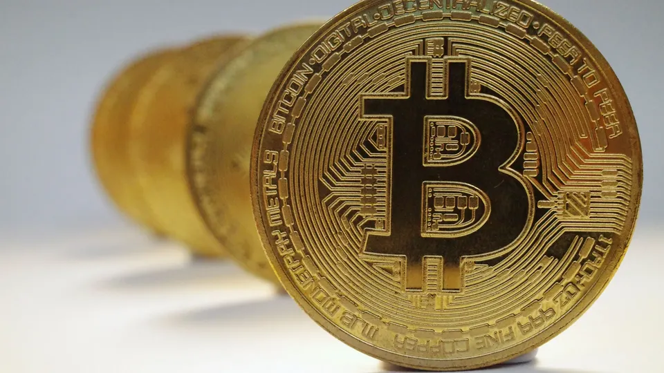As criptomoedas operam em baixa liquidez, com o bitcoin recuando e o ethereum tentando se recuperar.
