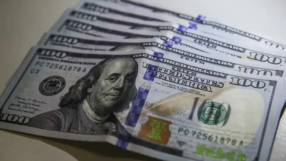 A moeda americana avançou 1,87% nesta segunda-feira (23), refletindo incertezas fiscais e o cenário internacional.