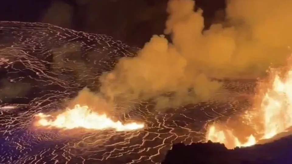 O vulcão Kilauea, um dos mais ativos do mundo, entrou em erupção na madrugada de segunda-feira, mas não há risco imediato para a população.