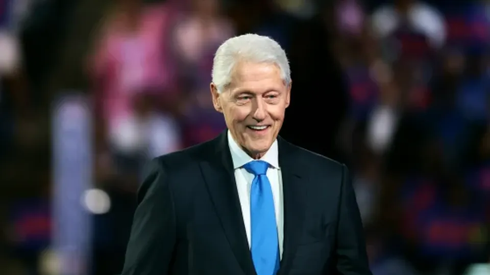Ex-presidente dos EUA, Bill Clinton, foi internado para exames e observaçã após apresentar febre, segundo seu porta-voz.