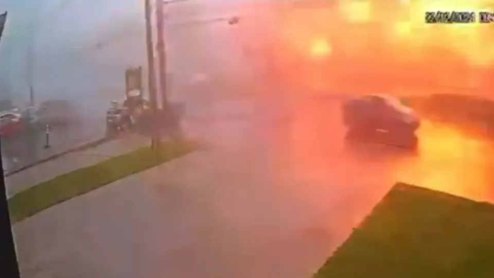 Imagens de segurança mostram o momento exato do acidente que deixou 10 mortos e 17 feridos em Gramado.