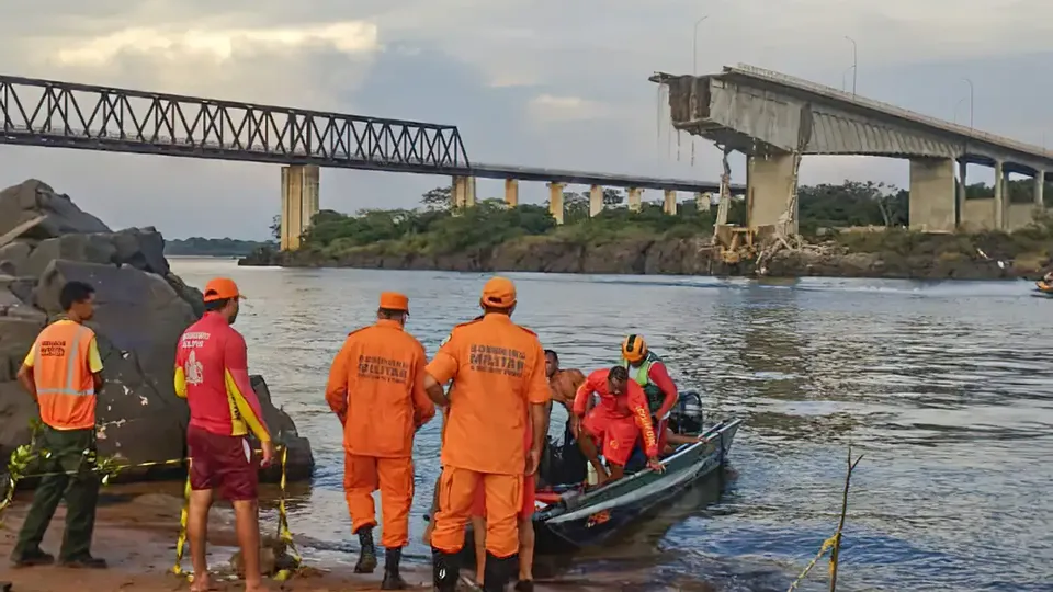 Mergulhadores da Marinha intensificam buscas por desaparecidos após queda de ponte