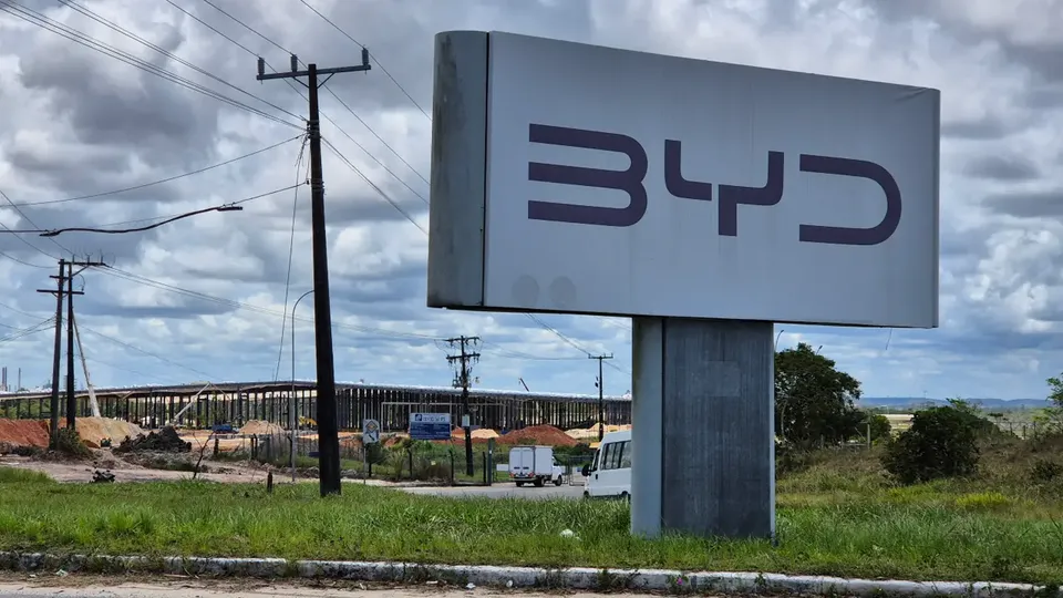 Interdição de obra da BYD no Brasil após resgate de 163 trabalhadores em condições precárias