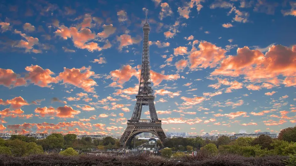 Curto-circuito provoca princípio de incêndio na Torre Eiffel, mas fogo é controlado rapidamente