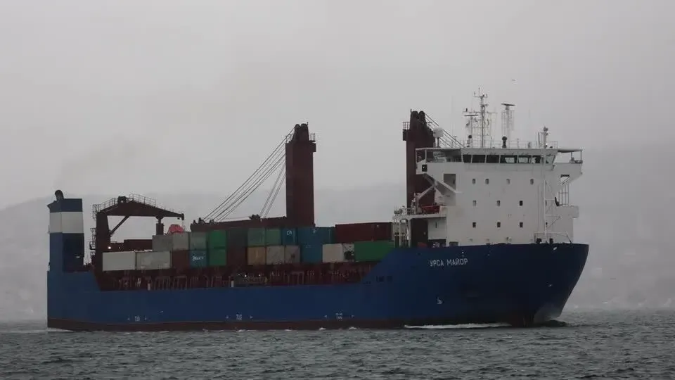 Um navio cargueiro da Rússia naufragou no Mediterrâneo, resultando em dois tripulantes desaparecidos e 14 resgatados.