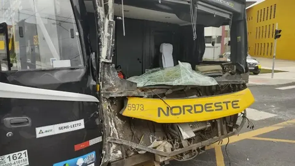 Acidente entre ônibus deixa três feridos em Curitiba; motorista avança sinal vermelho