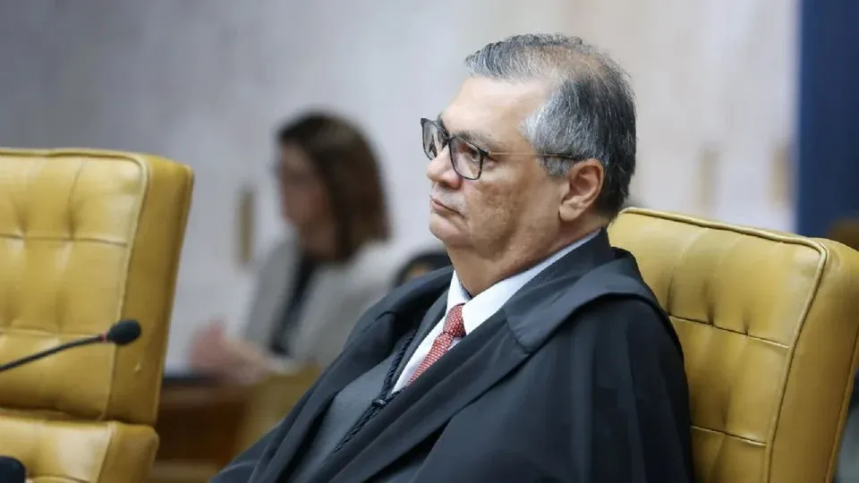 O ministro do STF, Flávio Dino, suspendeu o pagamento de emendas e pediu apuração sobre irregularidades na liberação dos recursos.