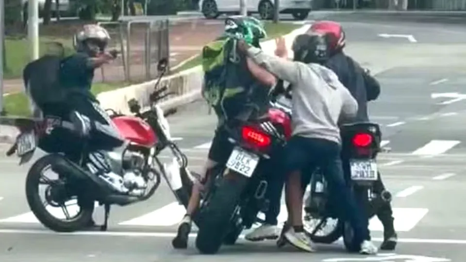 Incidente ocorreu no último domingo; três suspeitos cercaram a vítima e levaram moto de luxo avaliada em mais de R$ 100 mil