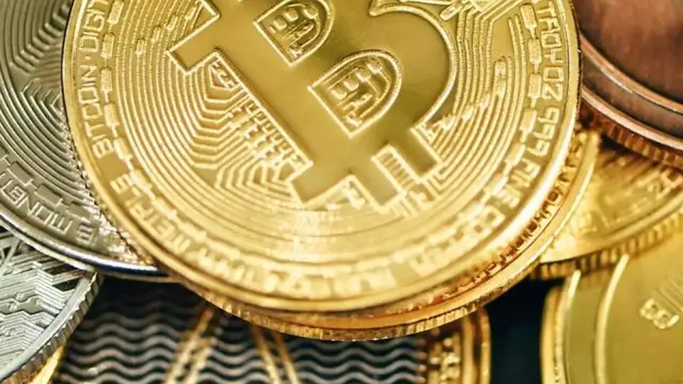 Após leve recuo, bitcoin opera em alta e analistas projetam nova meta de US$ 150 mil para 2025