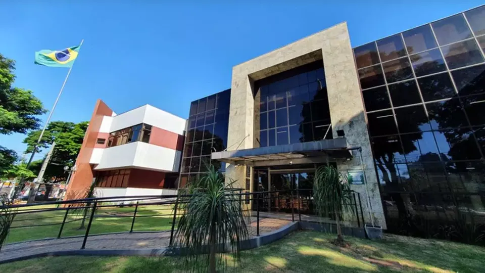 Aprovado aumento de 10% para o prefeito, que passará a receber R$ 37.524 a partir de janeiro de 2024.