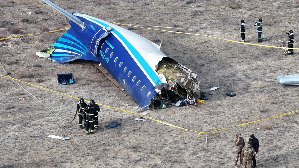 Aeronave da Azerbaijan Airlines caiu em Aktau, deixando 28 sobreviventes e várias imagens impactantes do acidente.