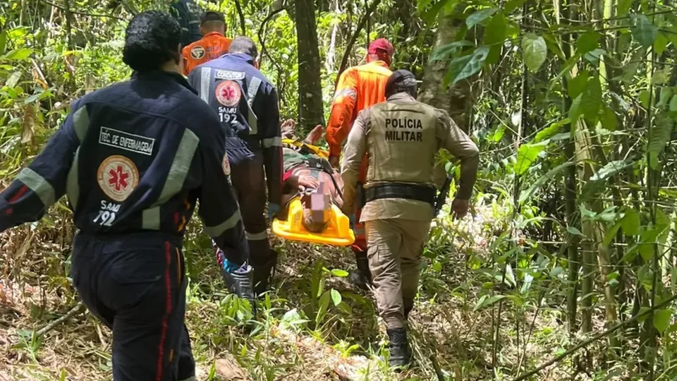 O homem, encontrado debilitado, relatou que sobreviveu apenas com água de um riacho durante o desaparecimento.